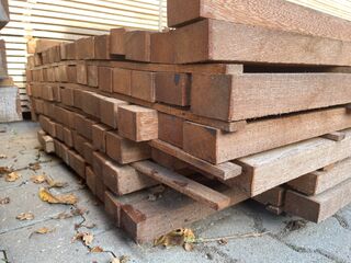 Ca. 100x Angelim Pedra Onderliggers Fijnbezaagd, 40x60mm, lengte 465cm